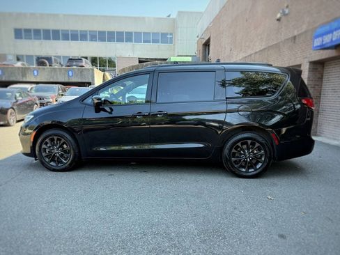 Used 2022 Chrysler Pacifica Touring-L w/ S Appearance Package AWD/4WD image 8
