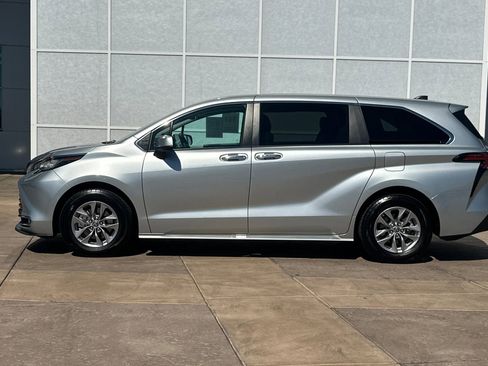 Certified 2022 Toyota Sienna XLE image 8