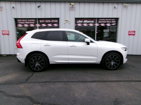 Used 2021 Volvo XC60 T5 Momentum w/ Premium Package image 3
