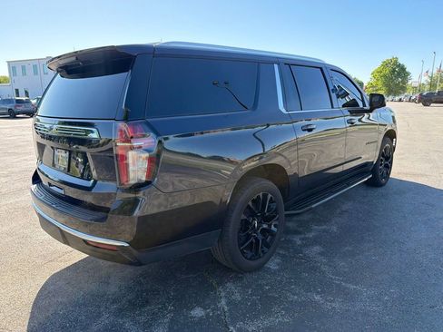 Used 2022 Chevrolet Suburban LT w/ LT Signature Plus Package AWD/4WD image 3