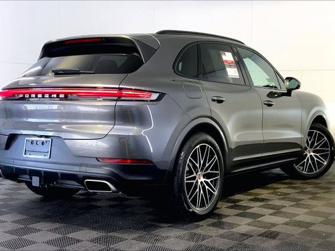 Used 2025 Porsche Cayenne image 7