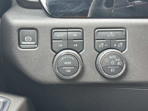 Used 2024 Chevrolet Silverado 1500 LT Trail Boss w/ Convenience Package II AWD/4WD image 25