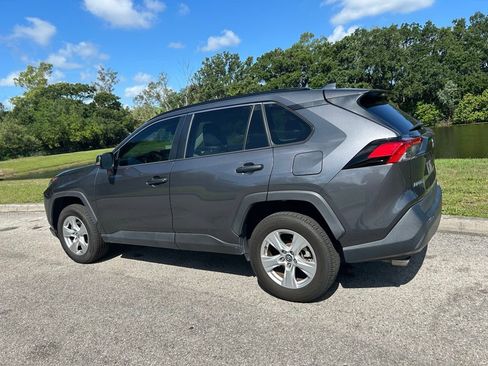 Used 2020 Toyota RAV4 XLE w/ Convenience Package FWD image 4