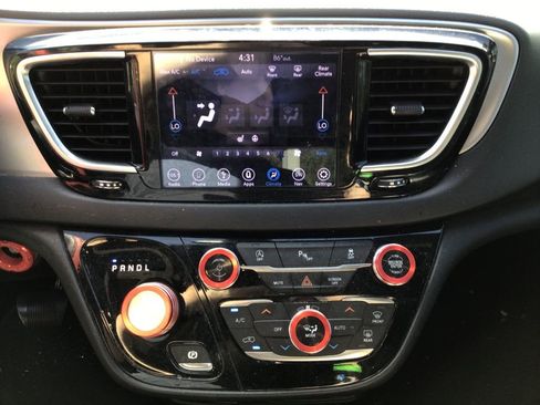 Used 2019 Chrysler Pacifica Touring-L Plus w/ S Appearance Package FWD image 23
