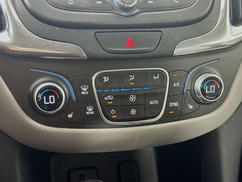 Used 2018 Chevrolet Equinox LT FWD image 16