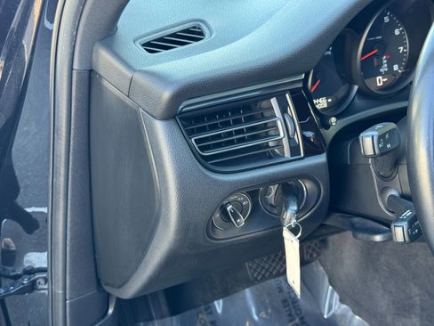 Used 2020 Porsche Macan image 26