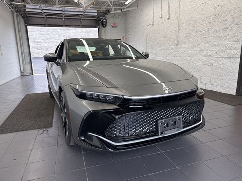 Certified 2024 Toyota Crown Platinum image 2