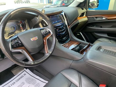 Used 2019 Cadillac Escalade Luxury AWD/4WD image 9