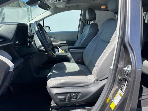 Used 2024 Toyota Sienna XLE FWD image 8