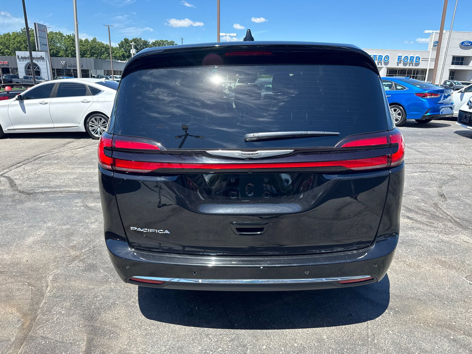 Used 2025 Chrysler Pacifica Select FWD image 4