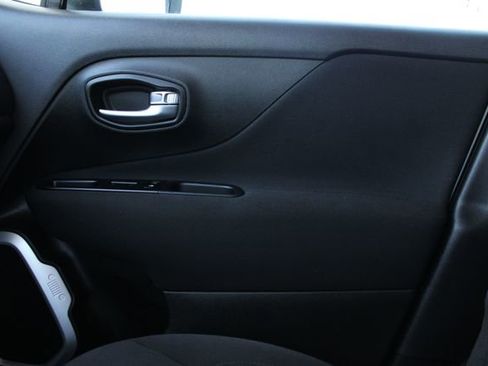 Used 2021 Jeep Renegade Latitude AWD/4WD image 18