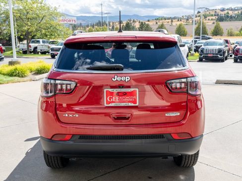 Used 2023 Jeep Compass Latitude w/ Sun and Sound Group AWD/4WD image 6