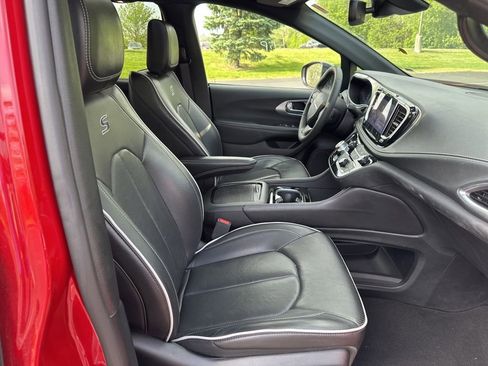Used 2025 Chrysler Pacifica Limited FWD image 19