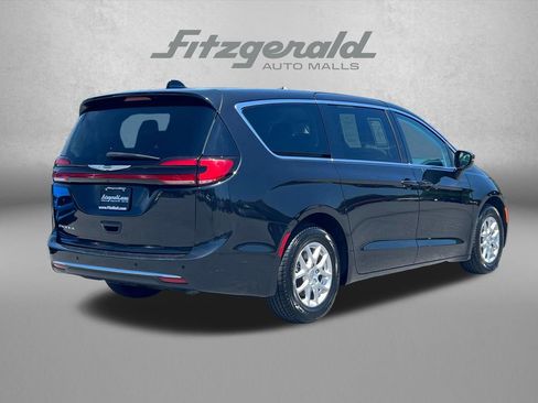 Used 2023 Chrysler Pacifica Touring-L FWD image 8