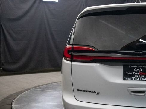 Used 2024 Chrysler Pacifica Limited FWD image 13
