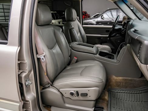 Used 2006 Chevrolet Suburban LT w/ Preferred Equipment Group RWD image 38