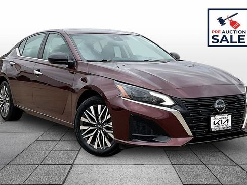 Used 2025 Nissan Altima 2.5 SV AWD/4WD image 2