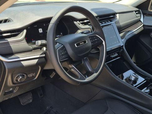 Used 2023 Jeep Grand Cherokee Laredo RWD image 10