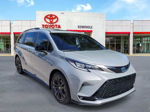 Used 2023 Toyota Sienna XSE FWD image 2