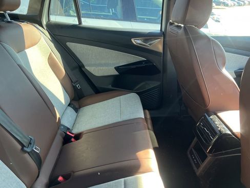 Used 2023 Volkswagen ID.4 2WD image 8