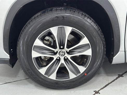 Certified 2023 Toyota Highlander XLE image 25