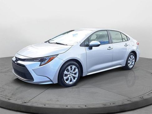 Used 2023 Toyota Corolla LE image 3