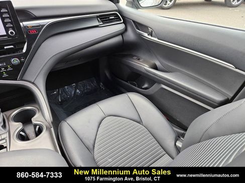 Used 2022 Toyota Camry SE image 15