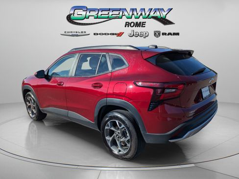 Used 2025 Chevrolet Trax LT FWD image 5