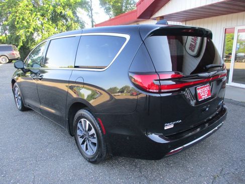 Used 2023 Chrysler Pacifica Touring-L FWD image 6