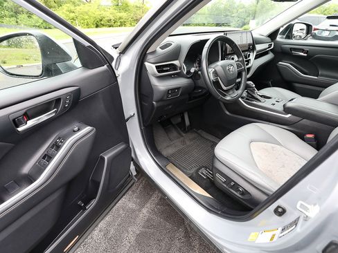 Used 2023 Toyota Highlander Bronze Edition AWD/4WD image 10