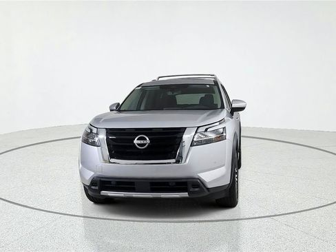 Used 2024 Nissan Pathfinder Platinum FWD image 2