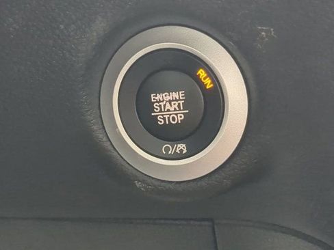 Used 2017 Chrysler Pacifica Limited image 28