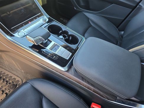 Used 2020 Audi Q8 Prestige w/ Prestige Package image 10