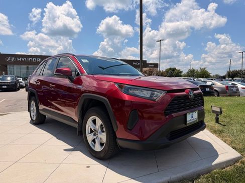 Used 2021 Toyota RAV4 LE AWD/4WD image 10