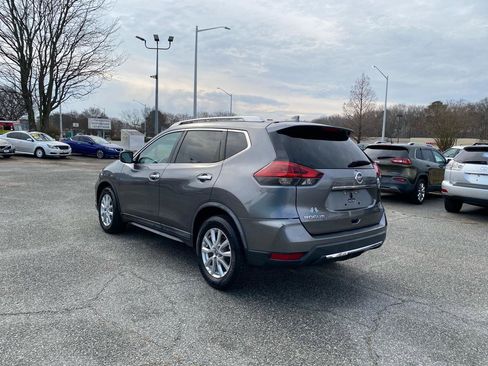 Used 2018 Nissan Rogue SV image 3