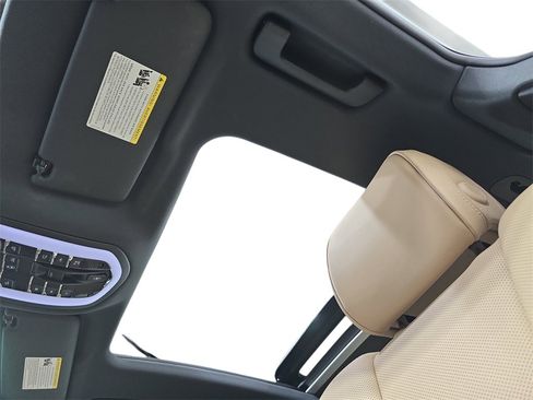 Certified 2025 Porsche Macan image 28