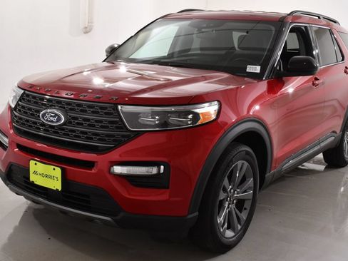 Used 2023 Ford Explorer XLT w/ Equipment Group 202A AWD/4WD image 2