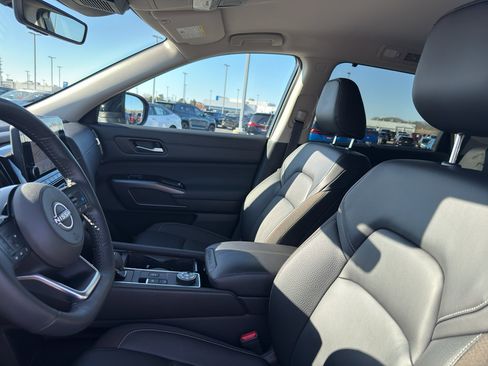 Certified 2025 Nissan Pathfinder SL image 26