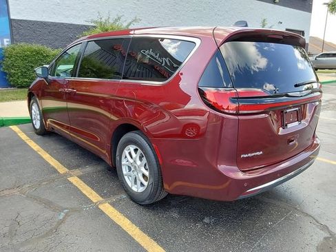 Used 2023 Chrysler Pacifica Touring-L FWD image 32