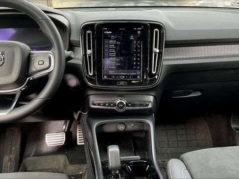 Used 2022 Volvo XC40 P8 Recharge Ultimate image 9