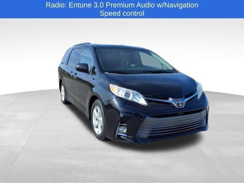 Used 2018 Toyota Sienna XLE w/ XLE Navigation Package image 3