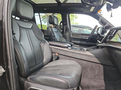Used 2022 Jeep Wagoneer Series III w/ Premium Group I AWD/4WD image 22