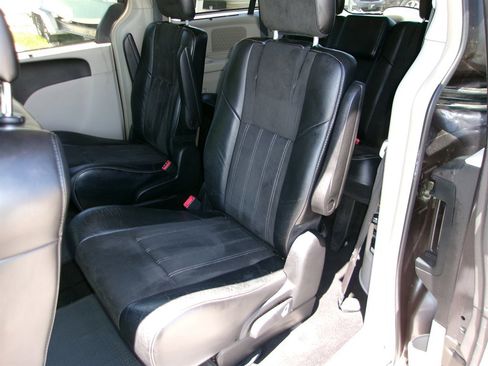 Used 2015 Chrysler Town & Country Limited FWD image 16