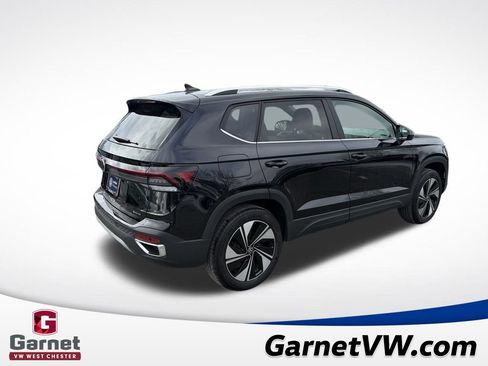 Certified 2025 Volkswagen Taos SE image 5