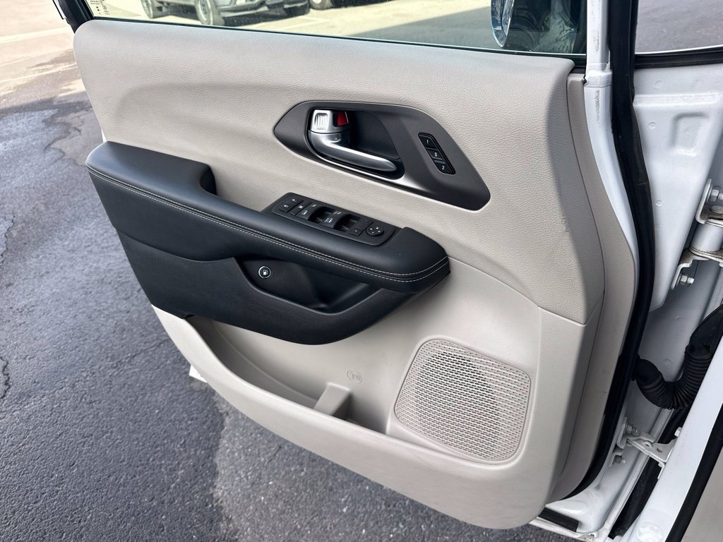 Used 2024 Chrysler Pacifica Limited FWD image 16
