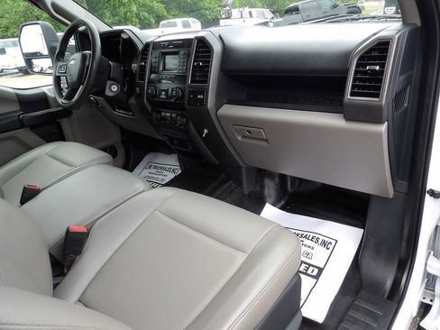 Used 2022 Ford F550 4x4 Crew Cab Super Duty w/ Power Equipment Group image 40
