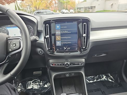 Used 2020 Volvo XC40 T5 Momentum image 21