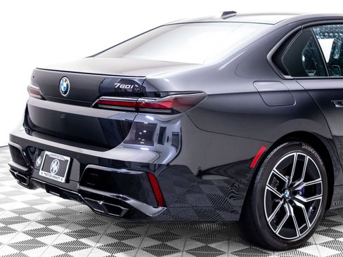 Certified 2024 BMW 760i xDrive w/ Luxury Rear Seating Package AWD/4WD image 36