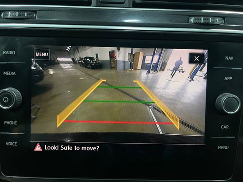 Used 2018 Volkswagen Tiguan SEL image 11