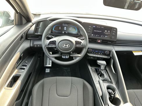 Used 2025 Hyundai Elantra Sport image 17